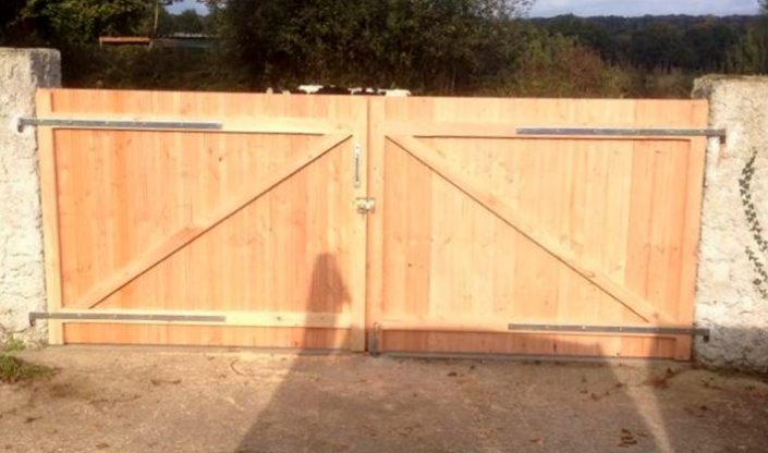 PORTAIL PLEIN EN BOIS